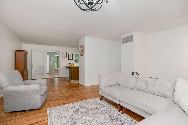 703 Seminole Dr, Independence, MO 64056