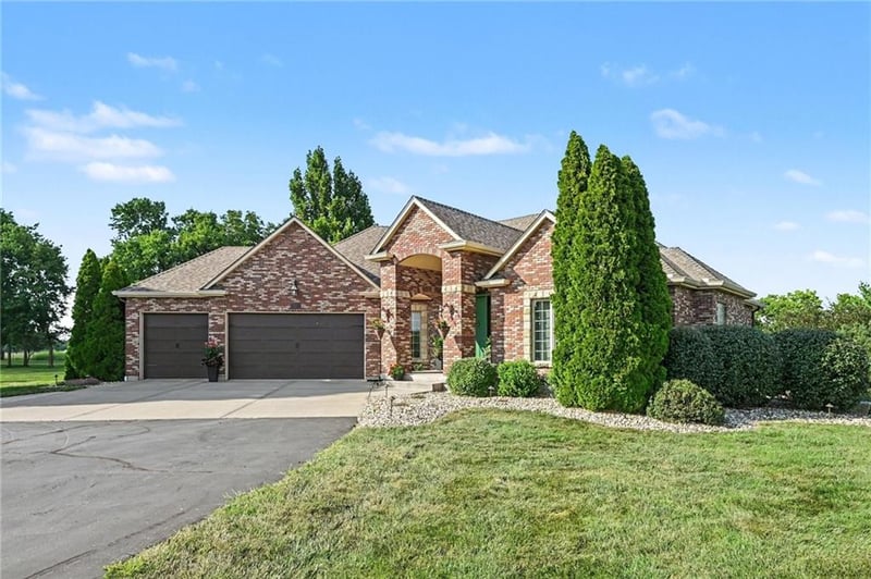 4808 137th St, Smithville, MO 64089