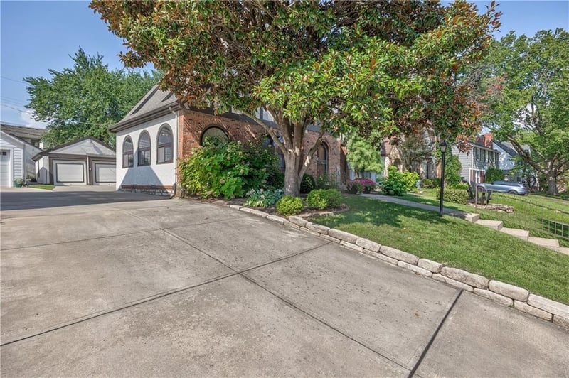 417 70th St, Kansas City, MO 64113