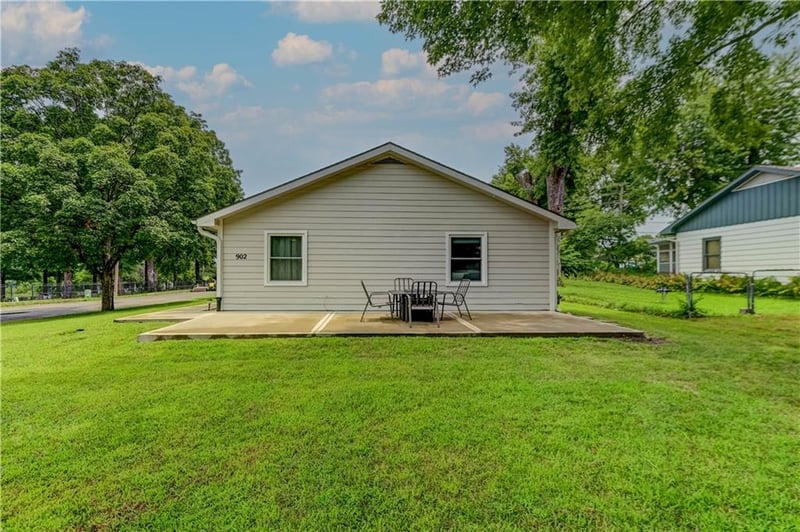 902 Birch St, Eudora, KS 66025