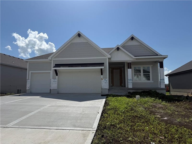 18500 Pawnee Ln, Overland Park, KS 66085