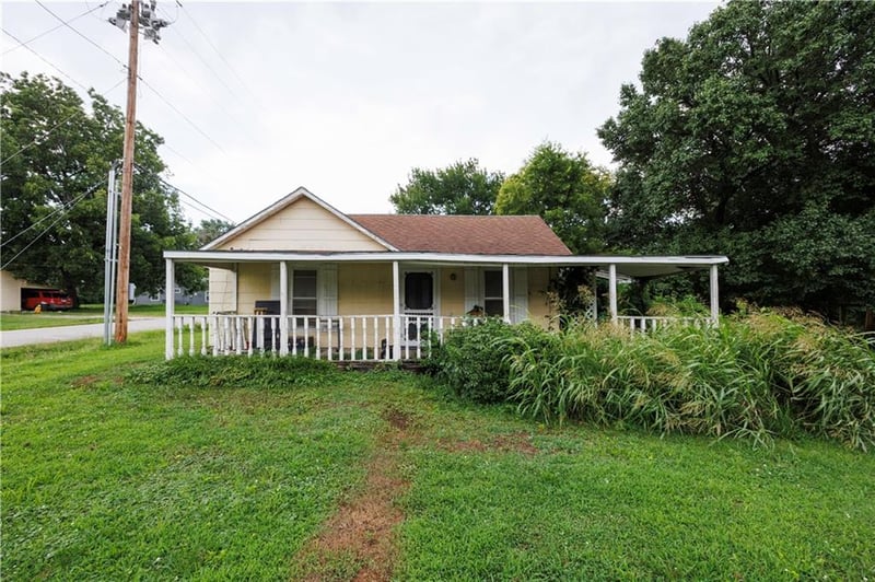 1420 4th St, Neodesha, KS 66757