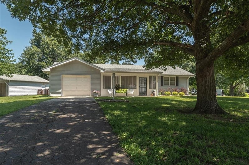 400 Kansa Dr, Ozawkie, KS 66070