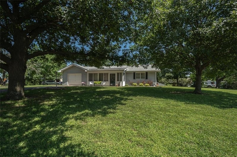 400 Kansa Dr, Ozawkie, KS 66070