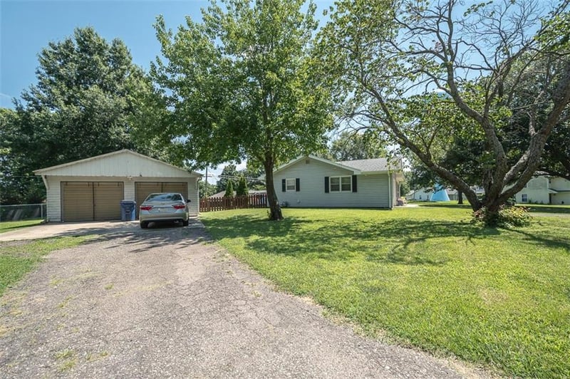 400 Kansa Dr, Ozawkie, KS 66070