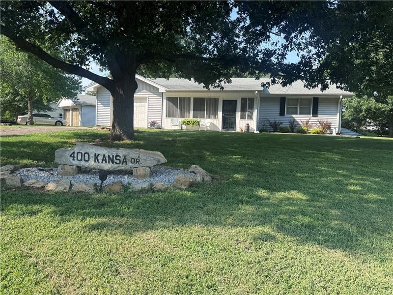 400 Kansa Dr, Ozawkie, KS 66070