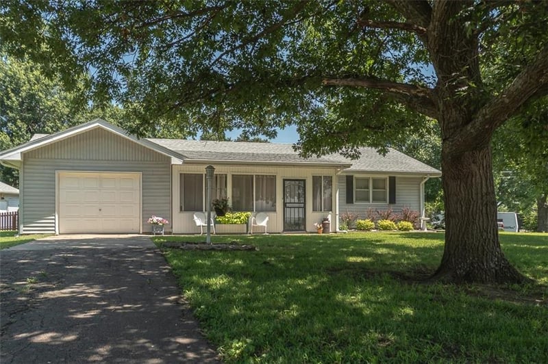 400 Kansa Dr, Ozawkie, KS 66070