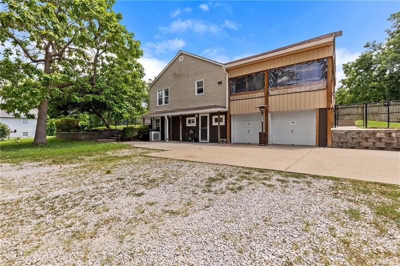 7108 Kranz Rd, Gladstone, MO 64118