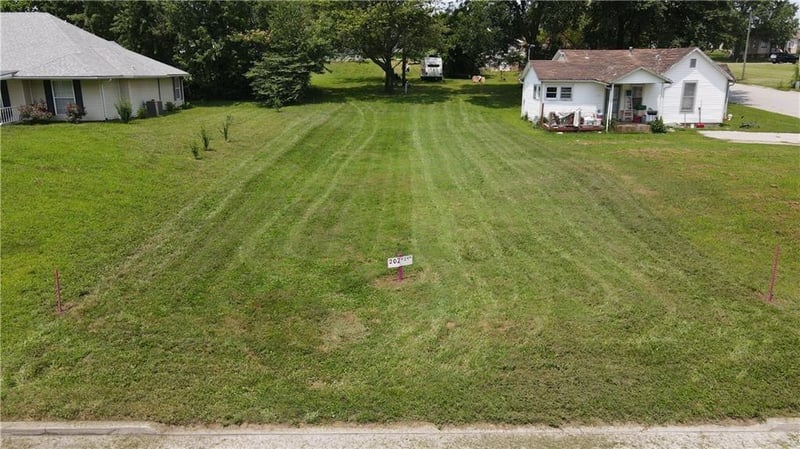 202 24th St, Higginsville, MO 64037