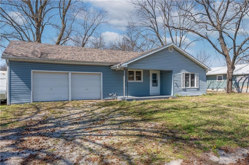 304 S Chestnut St, La Monte, MO 65337