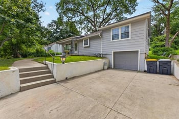 9112 Charlotte St, Kansas City, MO 64131