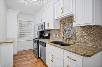 1207 W 45th St #3E, Kansas City, MO 64111