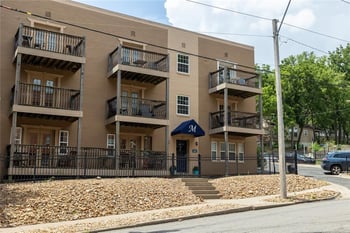 1207 W 45th St #3E, Kansas City, MO 64111