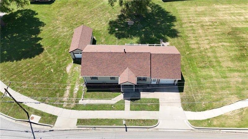 404 6th St, Savannah, MO 64485