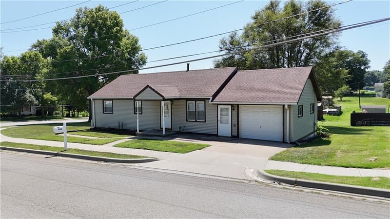 404 6th St, Savannah, MO 64485