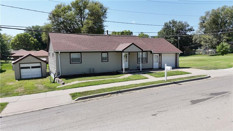 404 6th St, Savannah, MO 64485