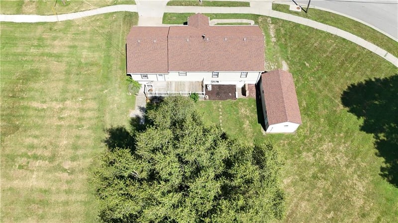 404 6th St, Savannah, MO 64485