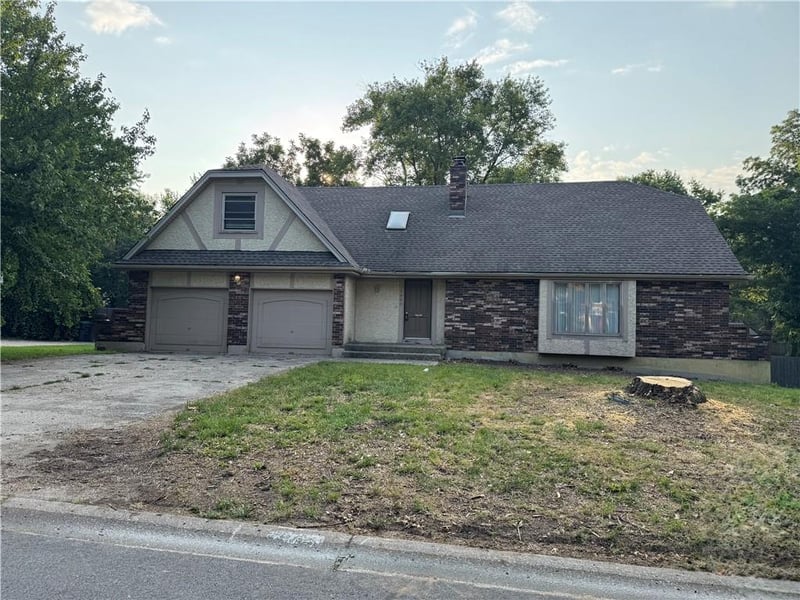 1600 Dana Dr, Blue Springs, MO 64014