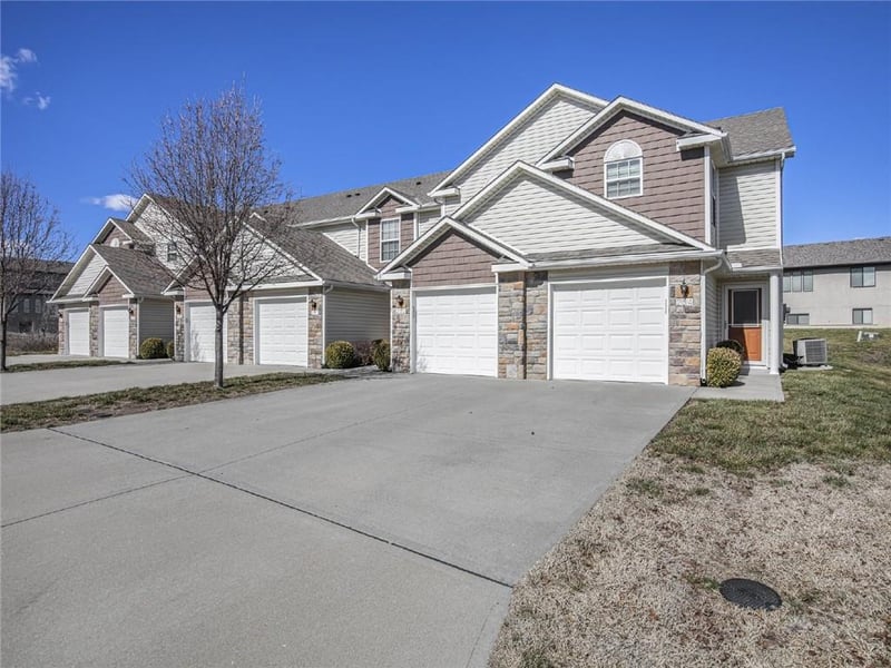 254 Pointe Ln, Raymore, MO 64083