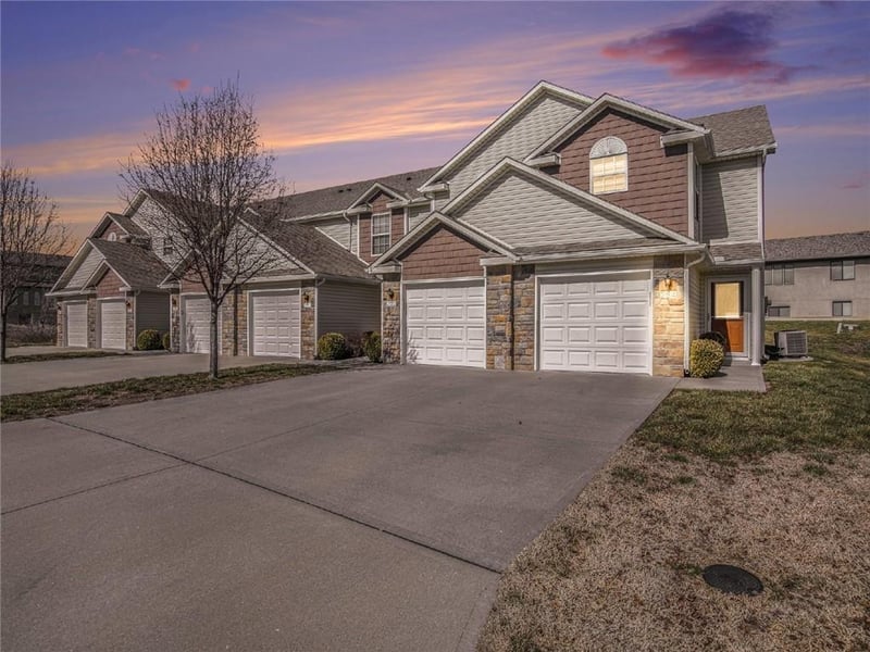254 Pointe Ln, Raymore, MO 64083