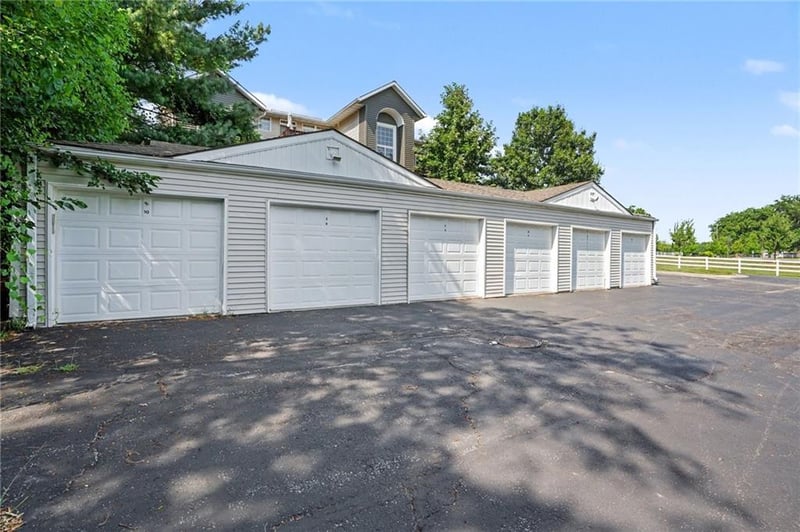 17201 32nd St #11, Independence, MO 64055