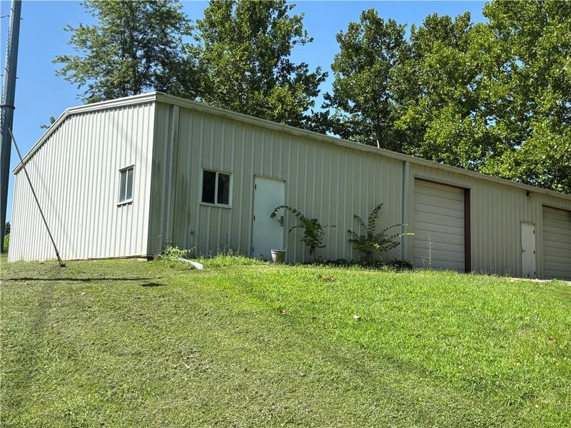 655 Brizendine Rd, Blue Springs, MO 64014
