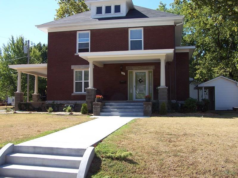 Cherry St, Nevada, MO 64772
