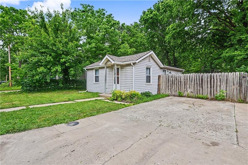 1418 Maple Ln, Lawrence, KS 66044