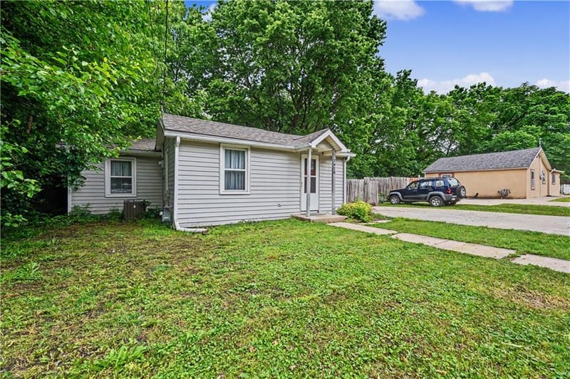 1418 Maple Ln, Lawrence, KS 66044