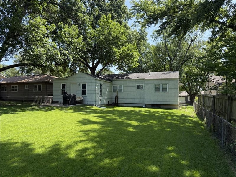 8352 Locust St, Kansas City, MO 64131