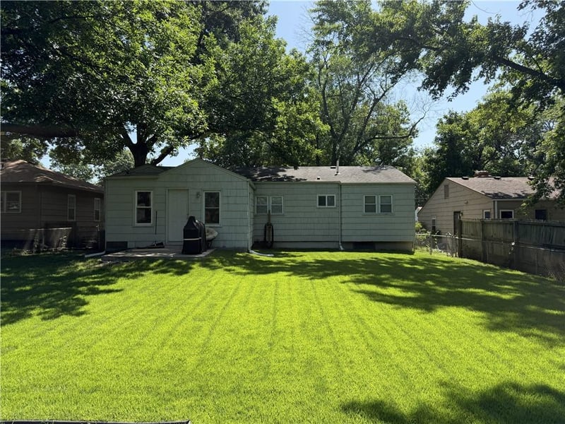 8352 Locust St, Kansas City, MO 64131