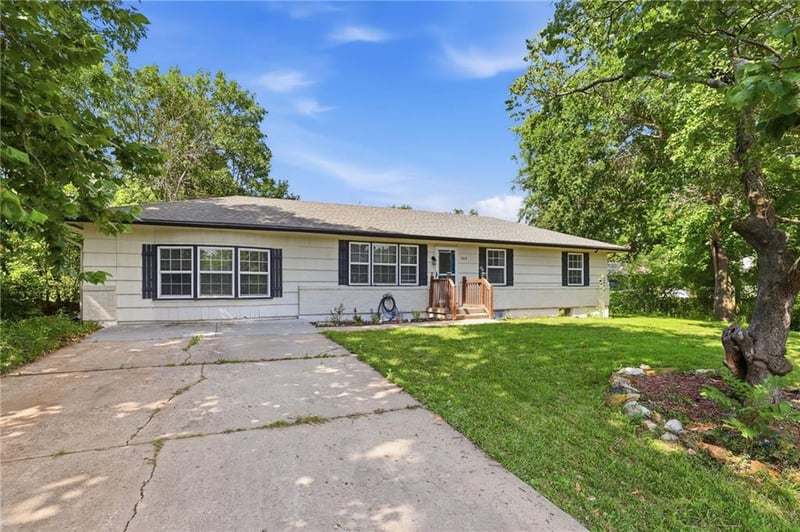 304 South St, Harrisonville, MO 64701