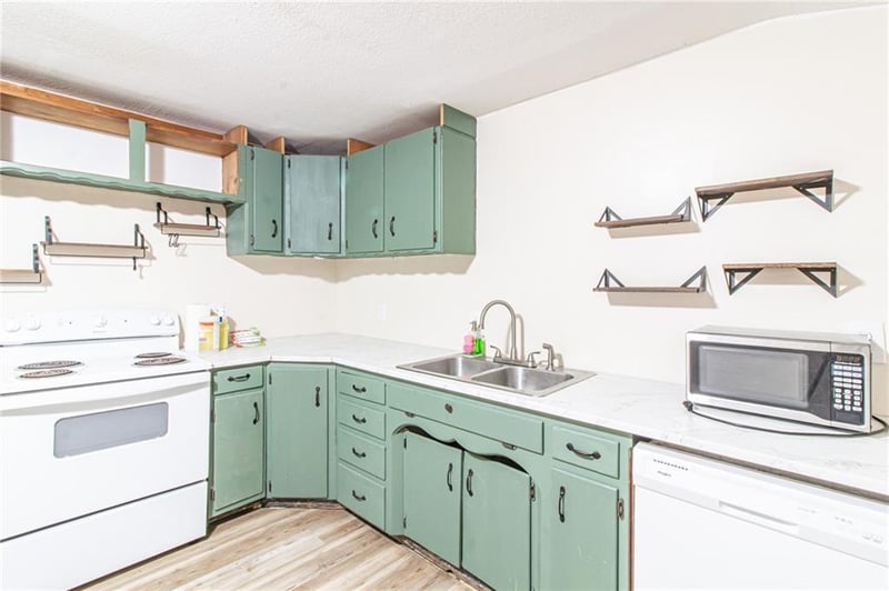 210 Main St, Centerview, MO 64019