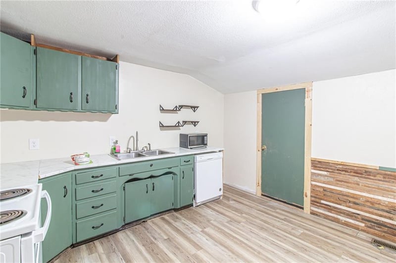 210 Main St, Centerview, MO 64019
