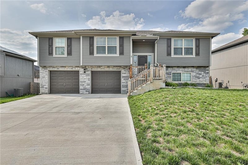 212 Greystone Way, Grain Valley, MO 64029