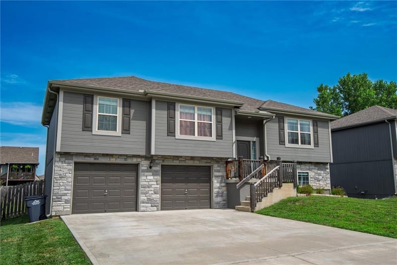 212 Greystone Way, Grain Valley, MO 64029