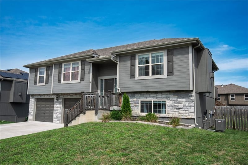 212 Greystone Way, Grain Valley, MO 64029