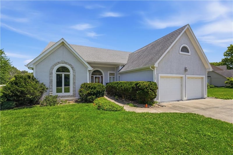 1101 Waterfield Village Dr, Blue Springs, MO 64014