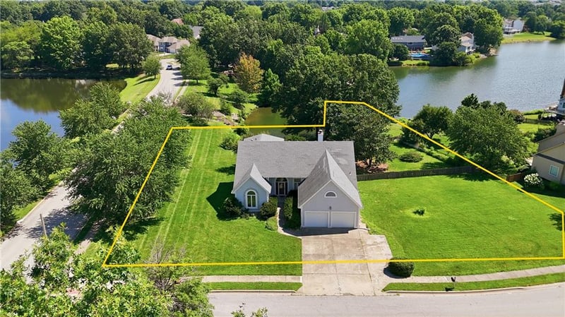 1101 Waterfield Village Dr, Blue Springs, MO 64014