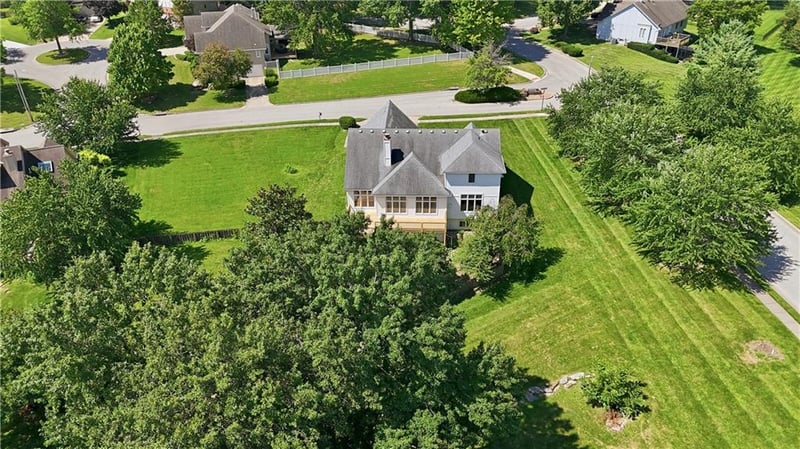 1101 Waterfield Village Dr, Blue Springs, MO 64014