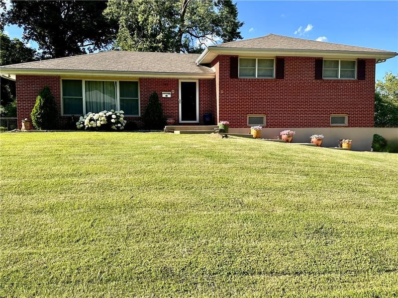 904 60th Ter, Kansas City, MO 64118
