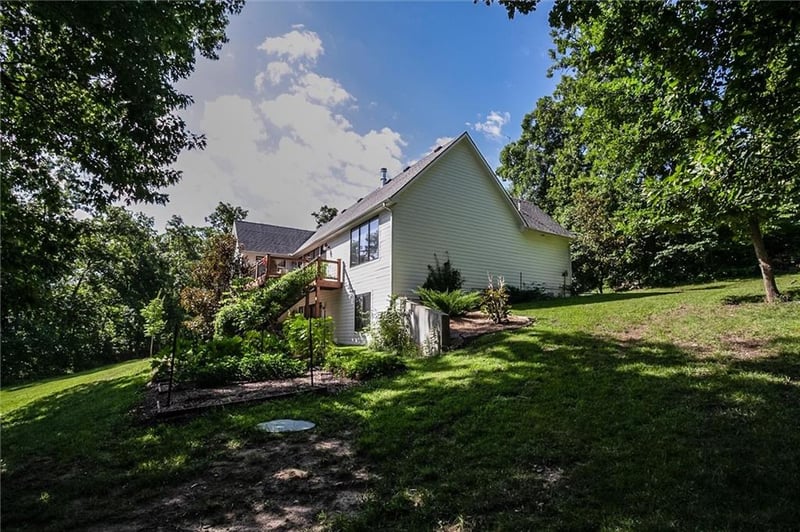 17296 Chase Ln, Tonganoxie, KS 66086