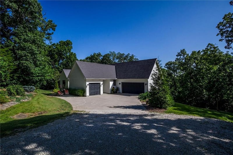 17296 Chase Ln, Tonganoxie, KS 66086