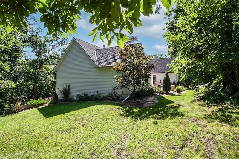 17296 Chase Ln, Tonganoxie, KS 66086