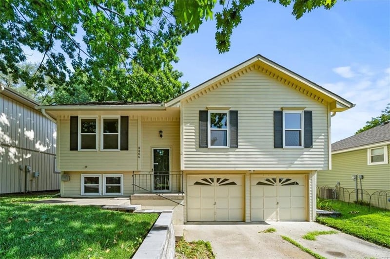 8806 73rd St, Kansas City, MO 64158
