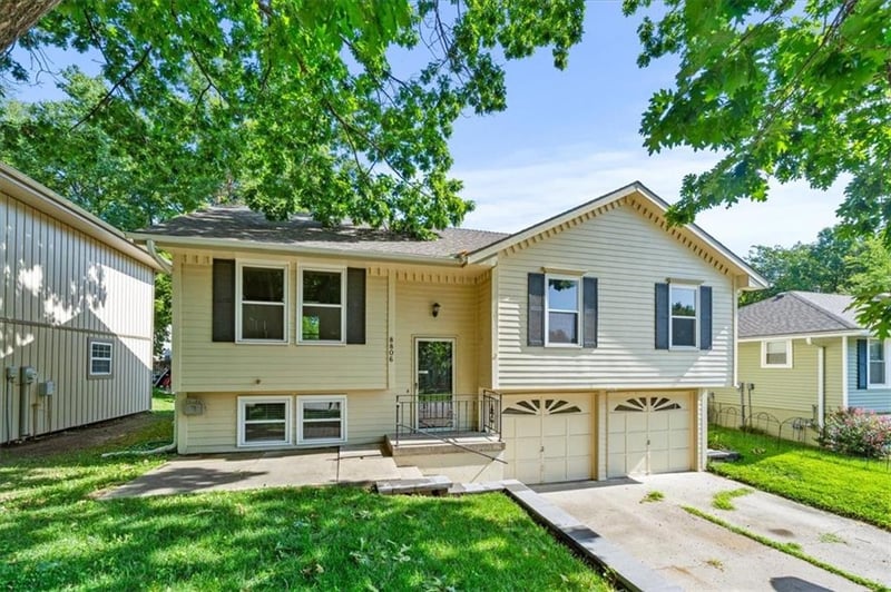 8806 73rd St, Kansas City, MO 64158