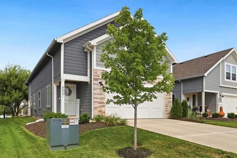 8841 9th Ter, Lee's Summit, MO 64064