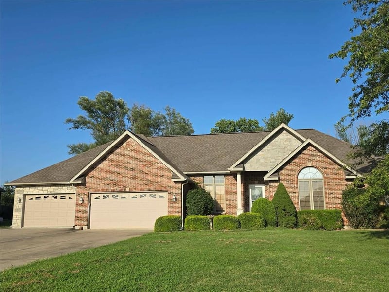 2011 Epicurean Dr, Clinton, MO 64735