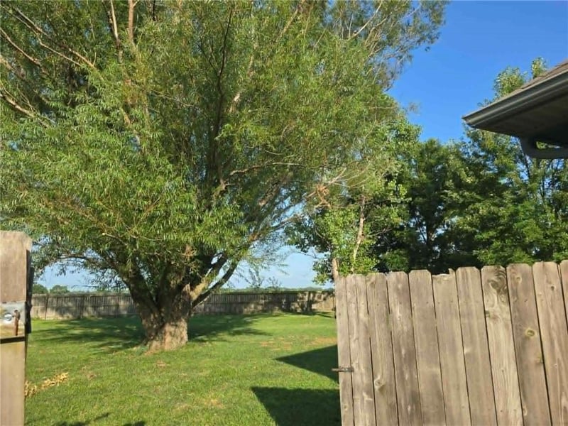 2011 Epicurean Dr, Clinton, MO 64735