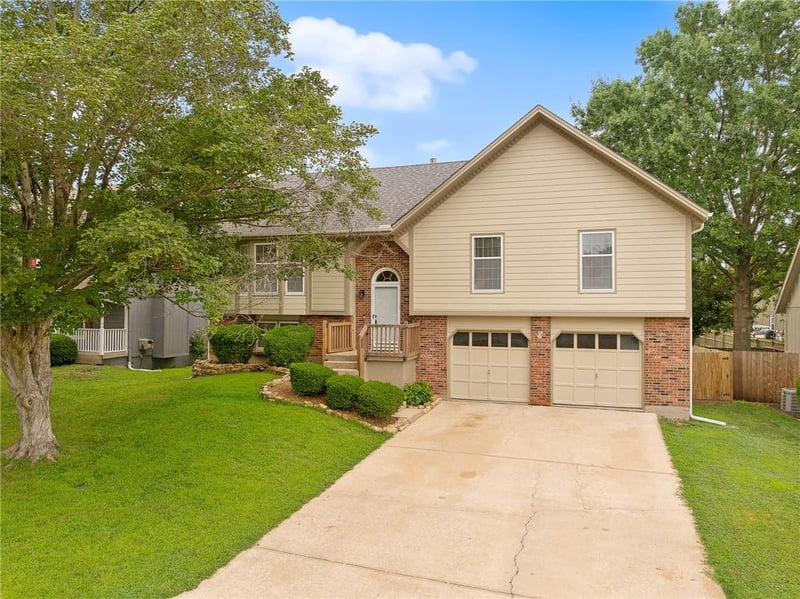 14717 Seminole Dr, Olathe, KS 66062